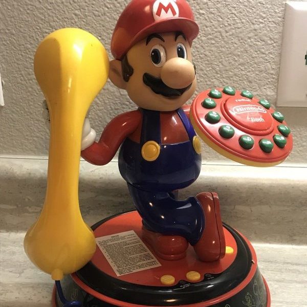 CAll your gaming buddie with this super retro Super Mario telephone